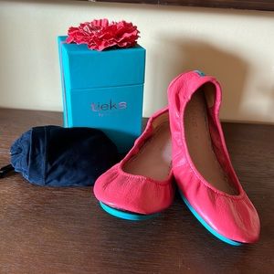 Worn once, like new with box and bag. Limited edition Poppy!